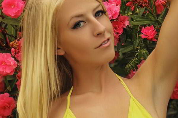 Blonder Sender mit gelbem Bikini